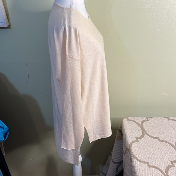 Kerisma Elegant Cream Mercerized wool blend lightweight high low sweater, M/L - Picture 15 of 17